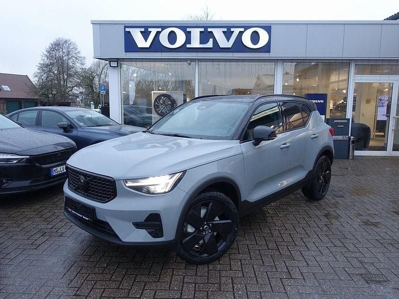 Neu Volvo XC40 Plus 163 PS (119 kW) 2026 Grau SUV