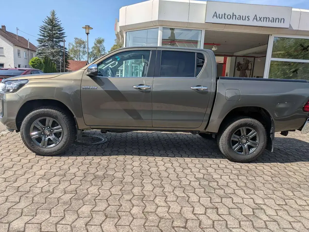 Gebraucht Toyota HiLux Comfort 150 PS (110 kW) 2023 Manganbronce Pickup