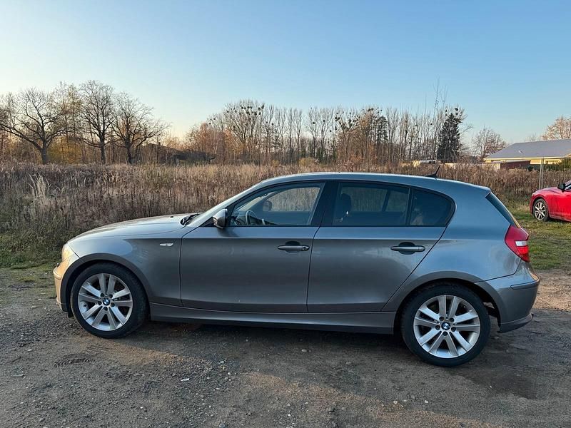 Grau Gebraucht 2010 BMW 123 Kleinwagen | 7.999 € (Etwas zu teuer) - Bild 1/4