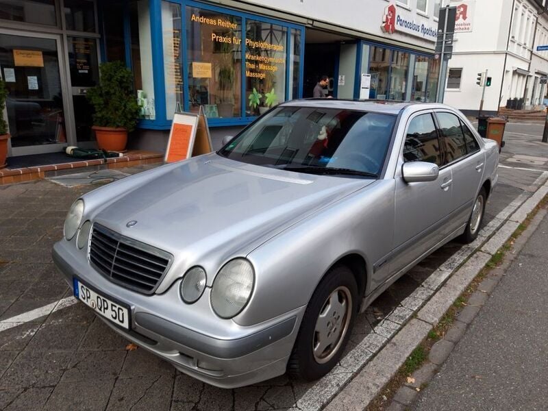 Silber Gebraucht 1999 Mercedes E240 Classic Limousine | 2.950 € (Guter Preis) - Bild 1/4
