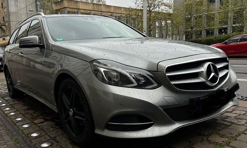 Grau Gebraucht 2013 Mercedes 220 Avantgarde Kombi | 12.000 € - Bild 1/4