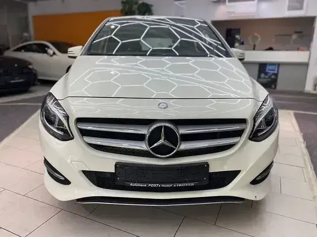 Gebraucht Mercedes B180 Urban 122 PS (89 kW) 2016 Calcitweiss  unilack Kleinwagen