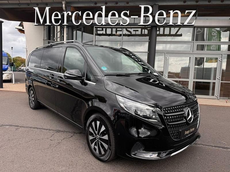Obsidianschwarz (metallic) Gebraucht 2024 Mercedes V300 Avantgarde Van / Kleinbus | 69.990 € (Guter Preis) - Bild 1/4