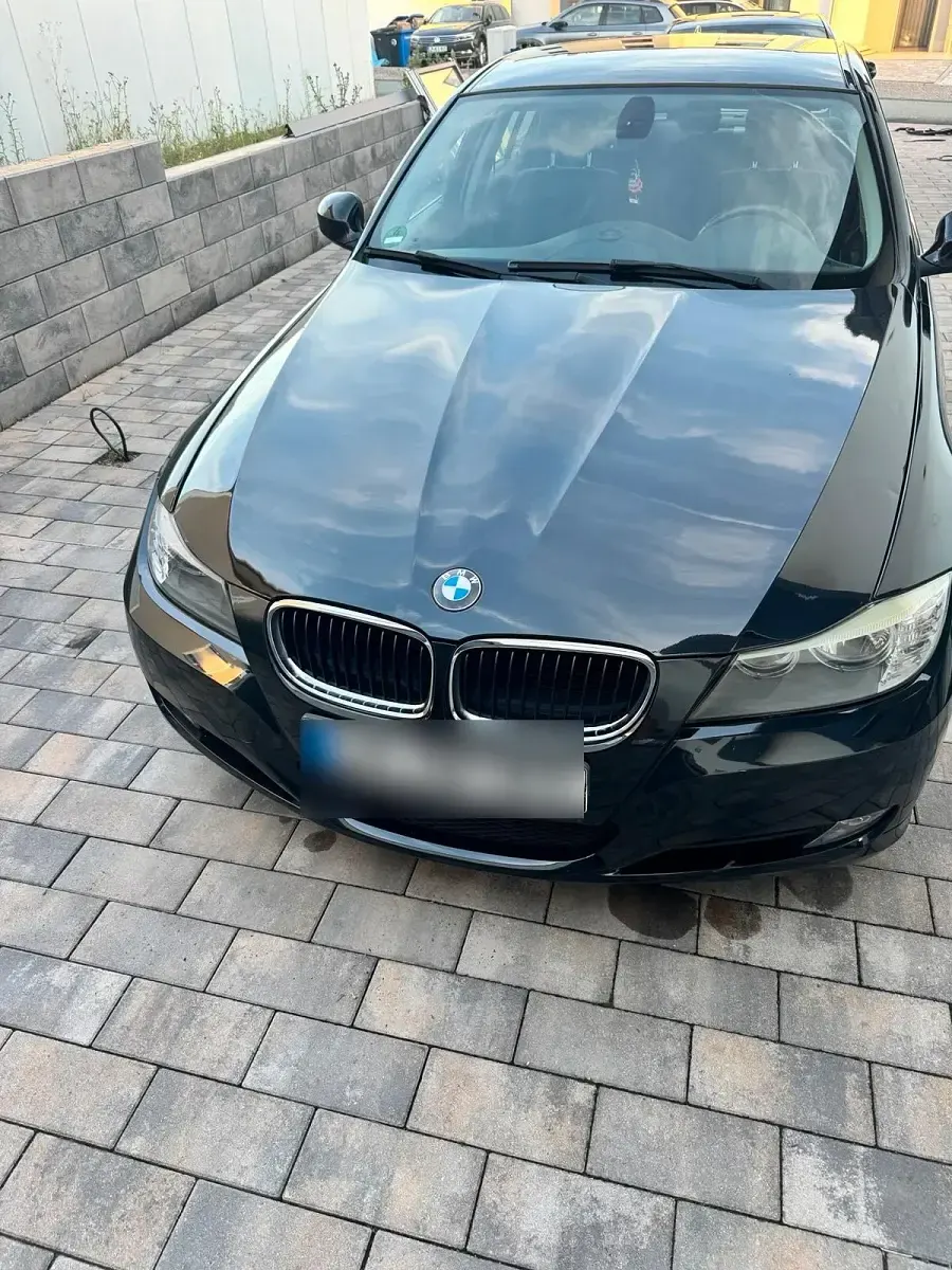 Gebraucht BMW 318 143 PS (105 kW) 2010 Schwarz Limousine