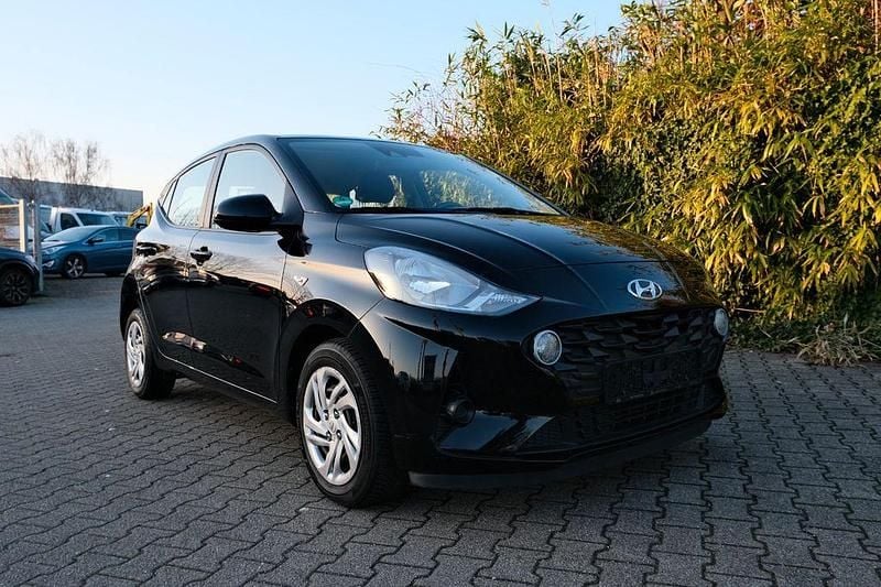 Gebraucht Hyundai i10 Select 67 PS (49 kW) 2023 Schwarz Kleinwagen