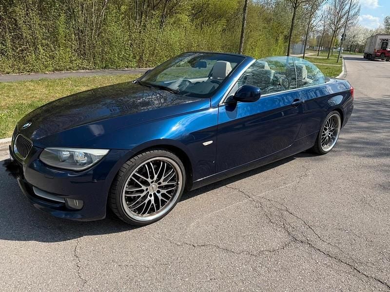 Gebraucht BMW 325 Cabriolet 204 PS (150 kW) 2012 Blau Cabrio