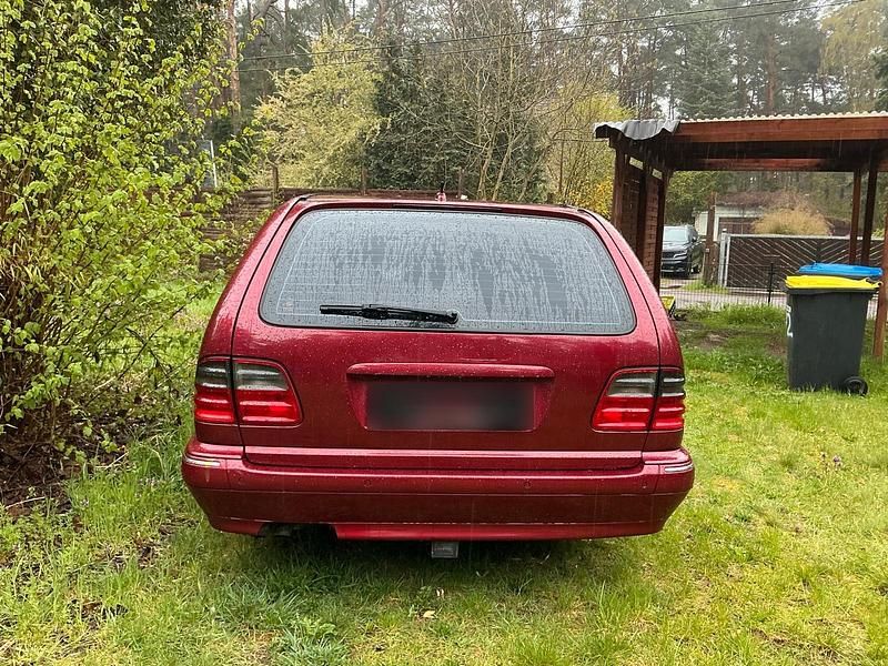 Second-hand Mercedes E430 1999 Roșu Berlinǎ