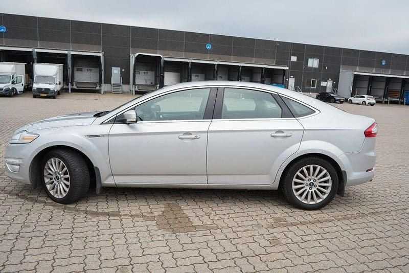 Usado Ford Mondeo Titanium 203 CV (149 kW) 2010 Plateado Berlina