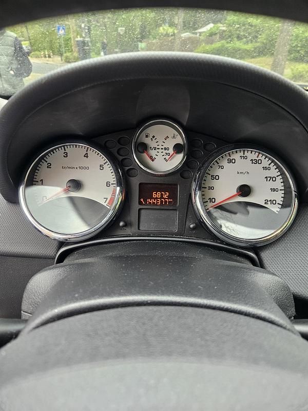 Gebraucht Peugeot 207 90 PS (66 kW) 2011 Grau Limousine