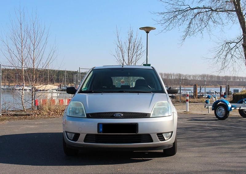 Gebraucht Ford Fiesta Ambiente 80 PS (58 kW) 2003 Silber Kleinwagen