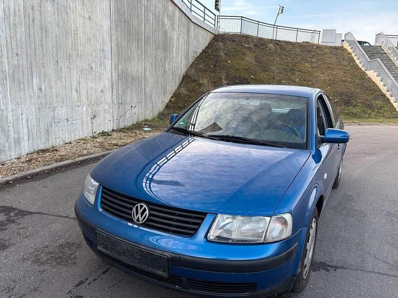Blau Gebraucht 2000 VW Passat Limousine | 3.000 € (Etwas zu teuer) - Bild 1/4