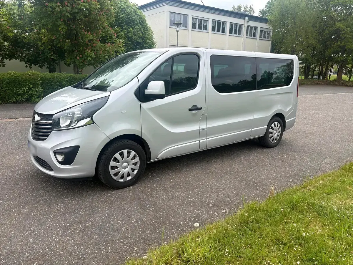 Gebraucht Opel Vivaro 145 PS (106 kW) 2017 Silber Van / Kleinbus