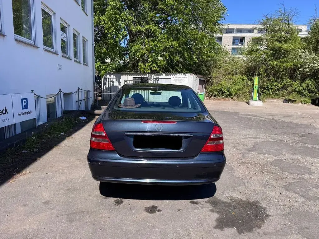 Gebraucht Mercedes E220 Classic 150 PS (110 kW) 2003 Schwarz Limousine