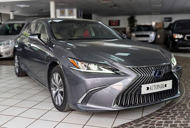 Grau Gebraucht 2020 Lexus ES300H Limousine | 29.999 € (Fairer Preis) - Bild 1/4