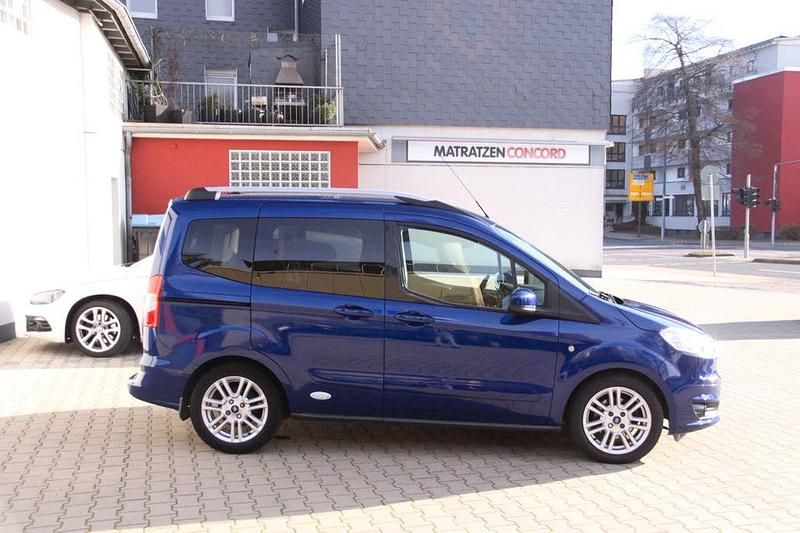 Gebraucht Ford Tourneo Courier Titanium 101 PS (74 kW) 2016 Blau Van / Kleinbus