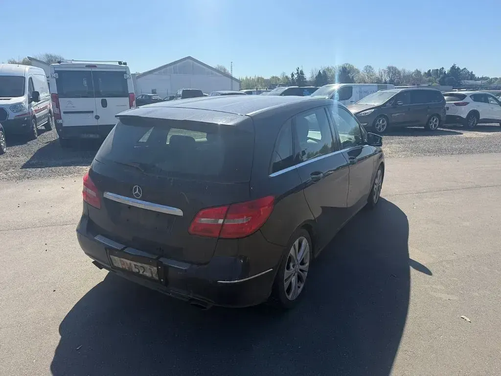 Gebraucht Mercedes B180 109 PS (80 kW) 2013 Schwarz Kleinwagen