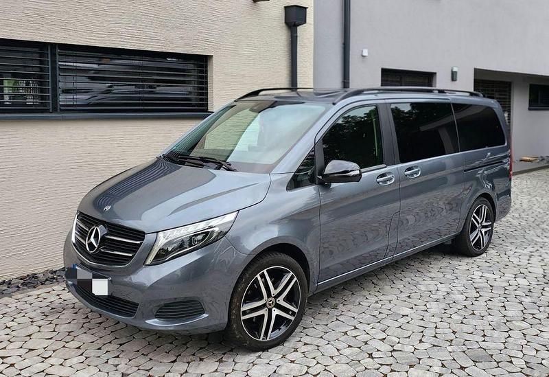 Grau Gebraucht 2018 Mercedes V250 Edition Van / Kleinbus | 37.200 € (Teuer) - Bild 1/4