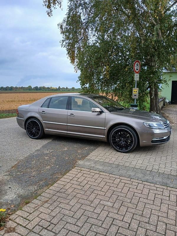 Grau Gebraucht 2013 VW Phaeton Limousine | 15.800 € - Bild 1/4