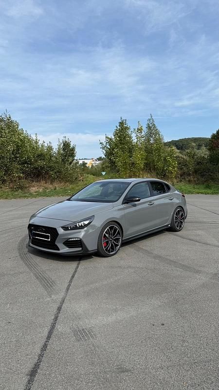 Grau Gebraucht 2020 Hyundai i30 Limousine | 19.500 € (Superpreis) - Bild 1/4