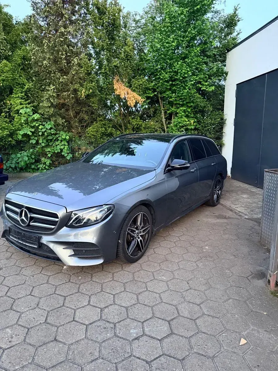 Gebraucht Mercedes E350 AMG line 258 PS (189 kW) 2017 Grau Limousine