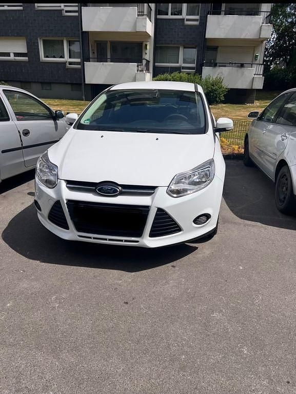 Weiß Gebraucht 2014 Ford Focus Ambiente Limousine | 3.399 € (Fairer Preis) - Bild 1/4