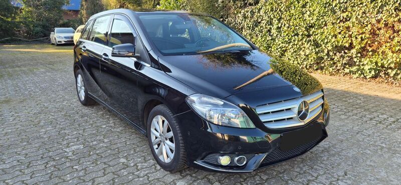 Kosmosschwarz metalliclack Gebraucht 2014 Mercedes B180 Van / Kleinbus | 4.800 € - Bild 1/4
