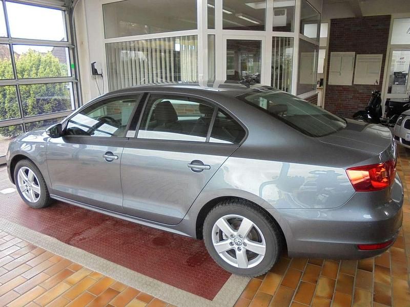 Używany VW Jetta Life 105 KM (77 kW) 2013 Szary Sedan/Limuzyna