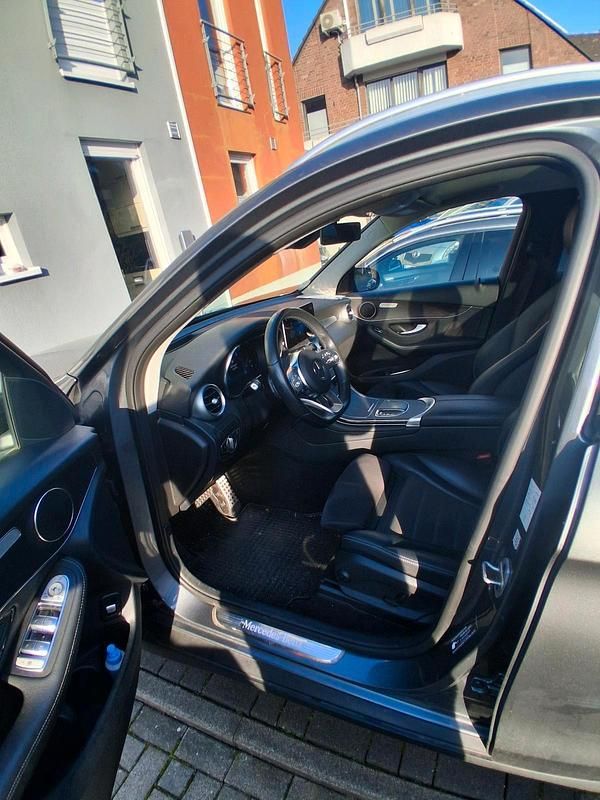 Gebraucht Mercedes GLC300e AMG line 195 PS (143 kW) 2021 Grau SUV