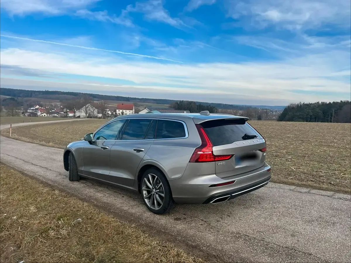 Gebraucht Volvo V60 Inscription 250 PS (183 kW) 2019 Grau Kombi