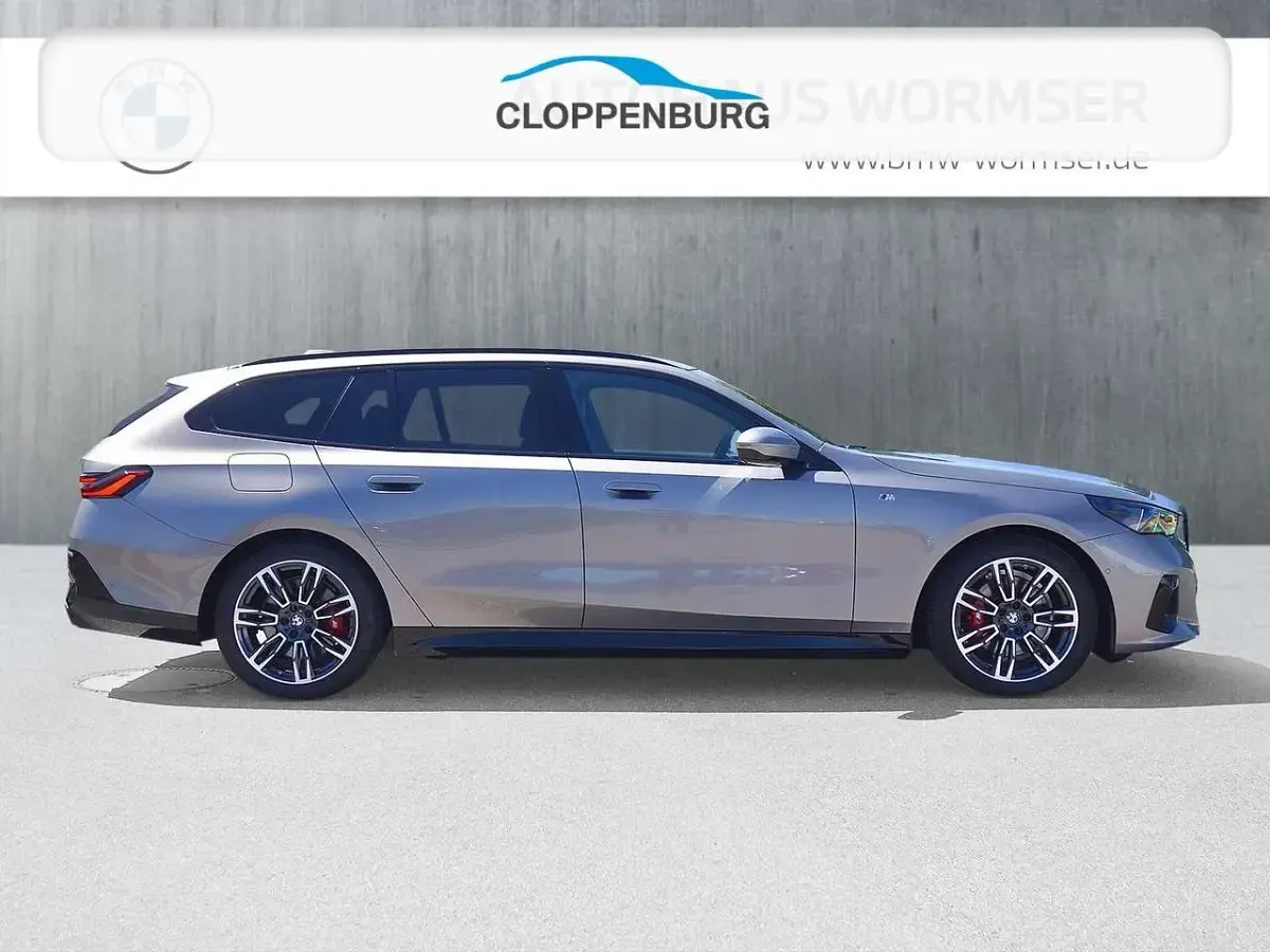 Gebraucht BMW 520 M Sport 197 PS (144 kW) 2024 Oxidgrau Kombi