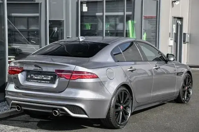 Gebraucht Jaguar XE R-Dynamic 250 PS (183 kW) 2023 Eiger grey metallic Limousine