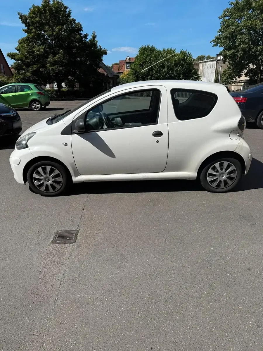 Gebraucht Toyota Aygo 68 PS (50 kW) 2012 Gelb Kleinwagen