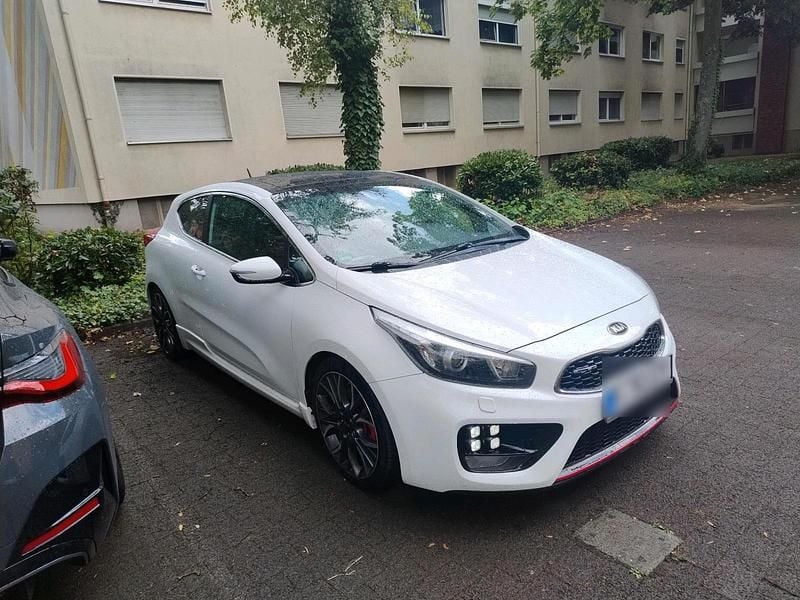 Weiß Gebraucht 2015 Kia ProCeed GT Kleinwagen | 10.500 € - Bild 1/4