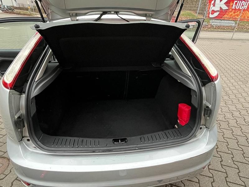 Gebraucht Ford Focus 80 PS (58 kW) 2008 Silber Limousine