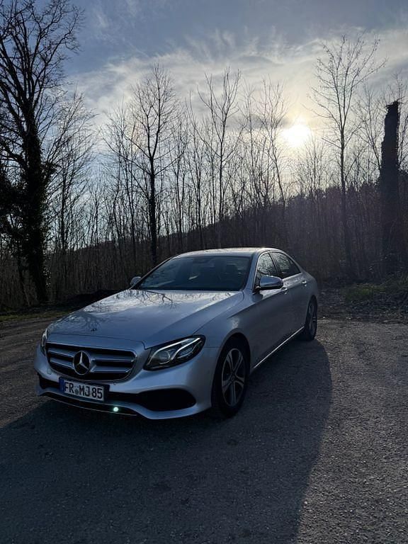 Gebraucht Mercedes E220 Avantgarde 194 PS (142 kW) 2016 Silber Limousine