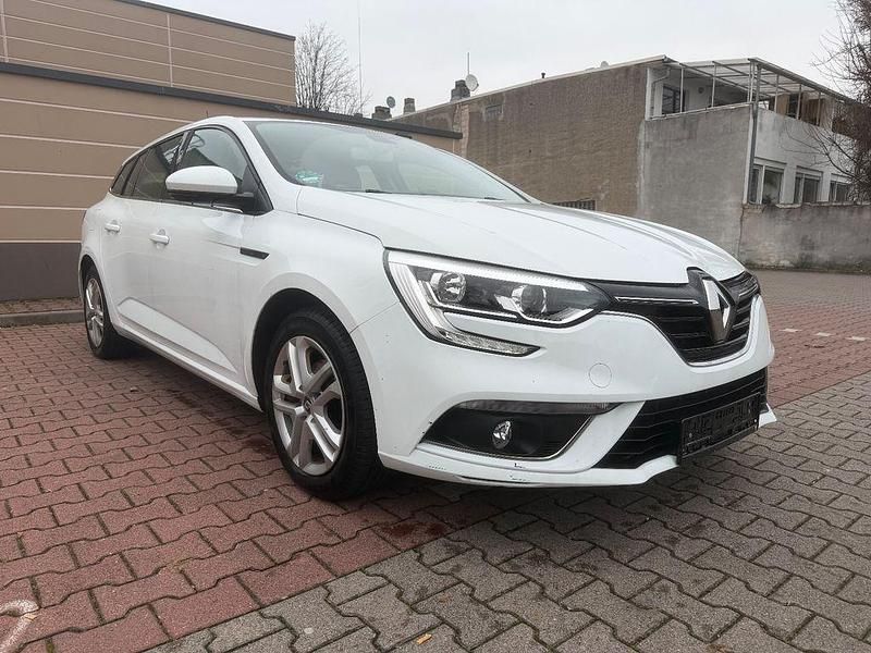 Gebraucht Renault Mégane IV Play 132 PS (97 kW) 2017 Weiß Limousine