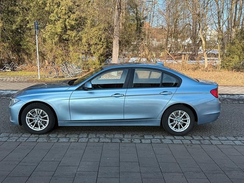Blau Gebraucht 2012 BMW 320 Limousine | 9.650 € (Fairer Preis) - Bild 1/4