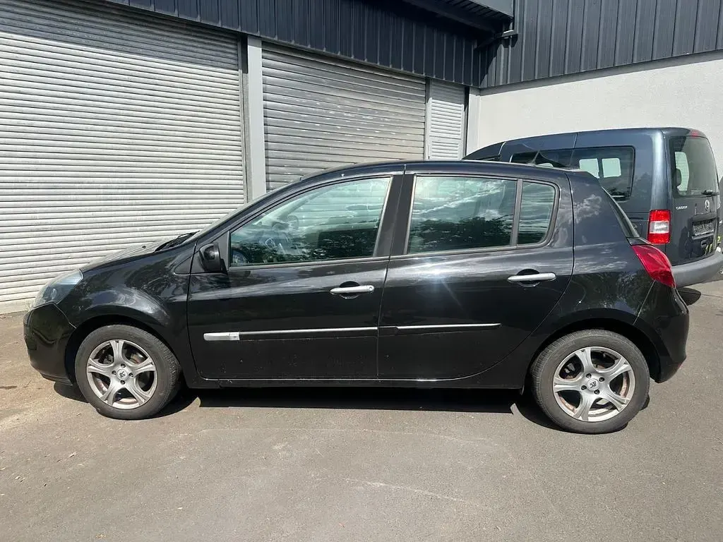 Gebraucht Renault Clio III Dynamique 101 PS (74 kW) 2011 Schwarz Limousine