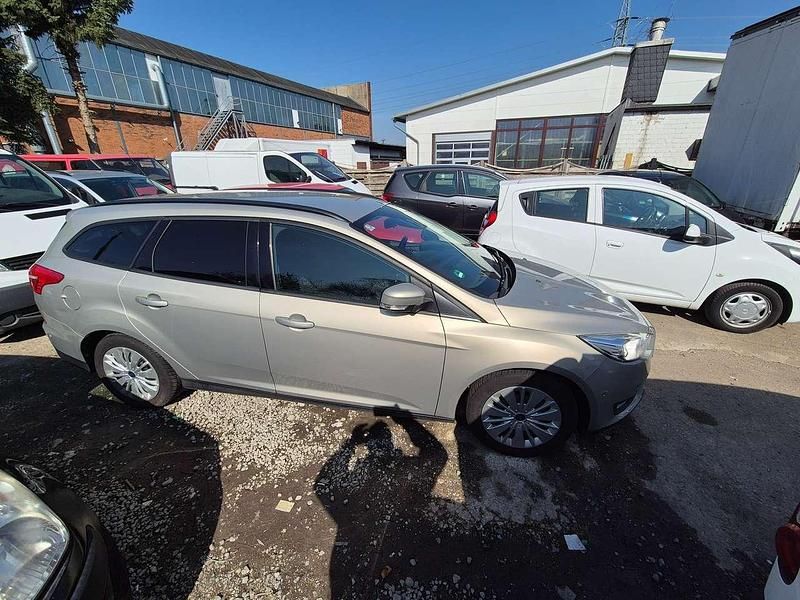 Gebraucht Ford Focus Business Edition 101 PS (74 kW) 2015 Grau Kombi
