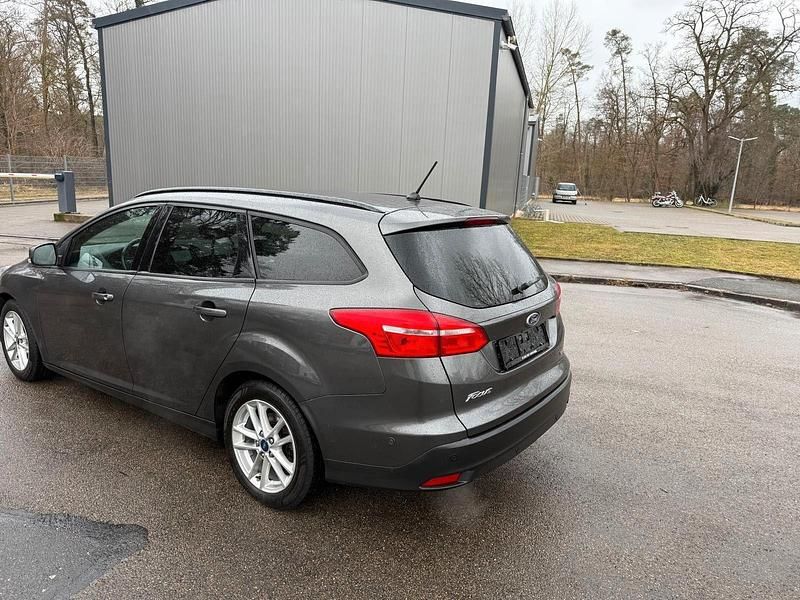 Gebraucht Ford Focus Business Edition 125 PS (91 kW) 2017 Grau Kombi