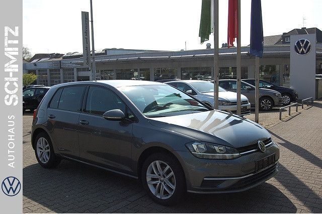 Grau Gebraucht 2020 VW Golf VII Comfortline Limousine | 17.888 € (Fairer Preis) - Bild 1/4