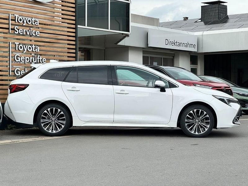 Neu Toyota Corolla 140 PS (102 kW) 2025 Weiß Limousine