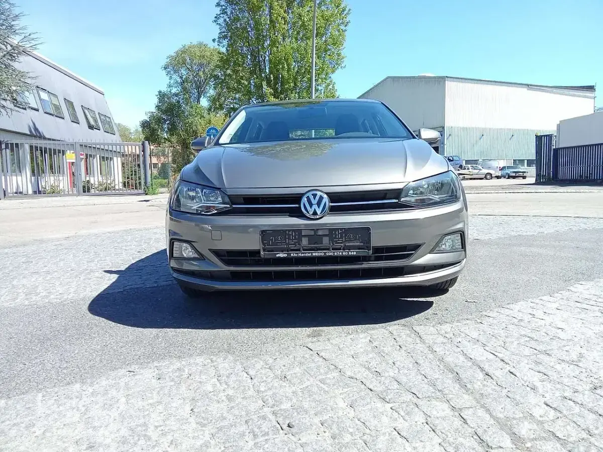Gebraucht VW Polo Comfortline 95 PS (69 kW) 2019 Limestone grey metallic Kleinwagen