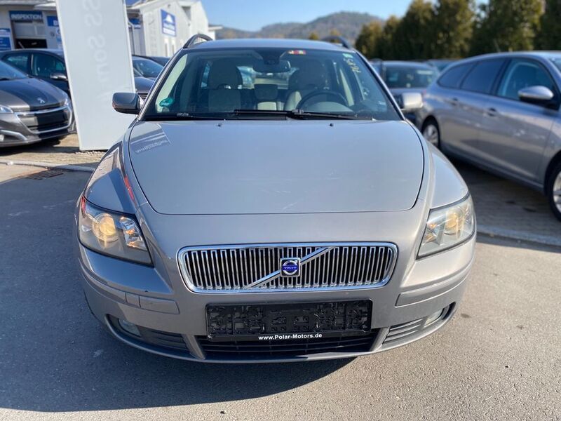 Grau Gebraucht 2005 Volvo V50 Momentum Kombi | 3.899 € (Etwas zu teuer) - Bild 1/4