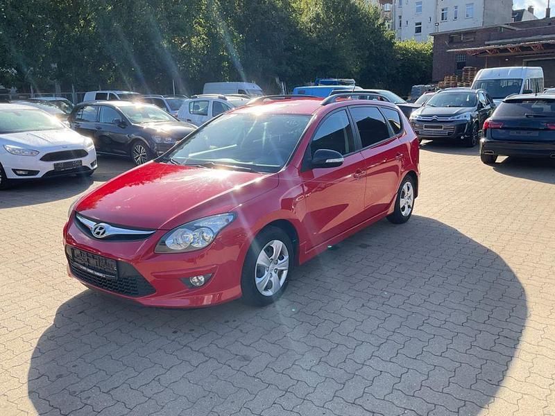 Rot Gebraucht 2011 Hyundai i30 Comfort Kombi | 2.499 € (Guter Preis) - Bild 1/4