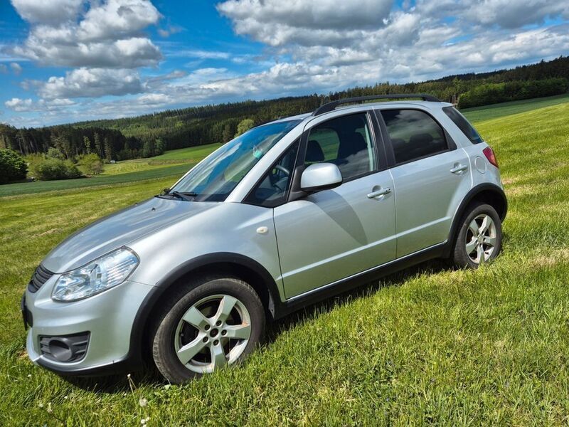 Silber Gebraucht 2010 Suzuki SX4 Limousine | 5.900 € (Fairer Preis) - Bild 1/4
