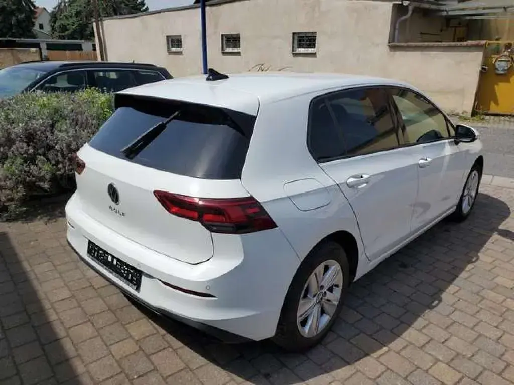 Gebraucht VW Golf VIII Life 131 PS (96 kW) 2022 Pure white Limousine