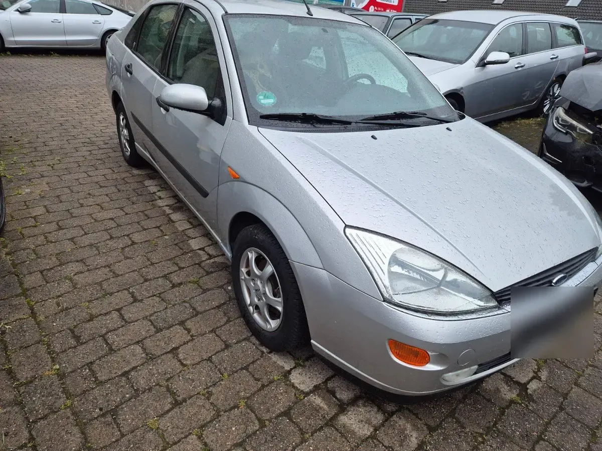 Gebraucht Ford Focus Ghia 100 PS (73 kW) 1999 Silber Limousine