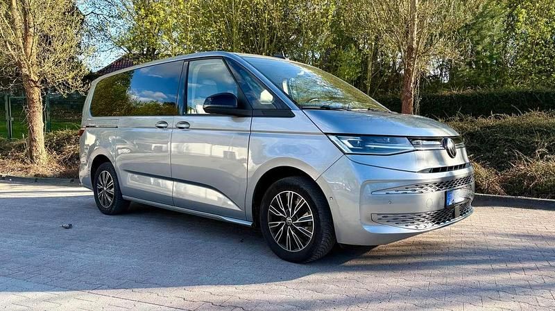 Second-hand VW Multivan Life 150 CP (110 kW) 2023 Argintiu Monovolum