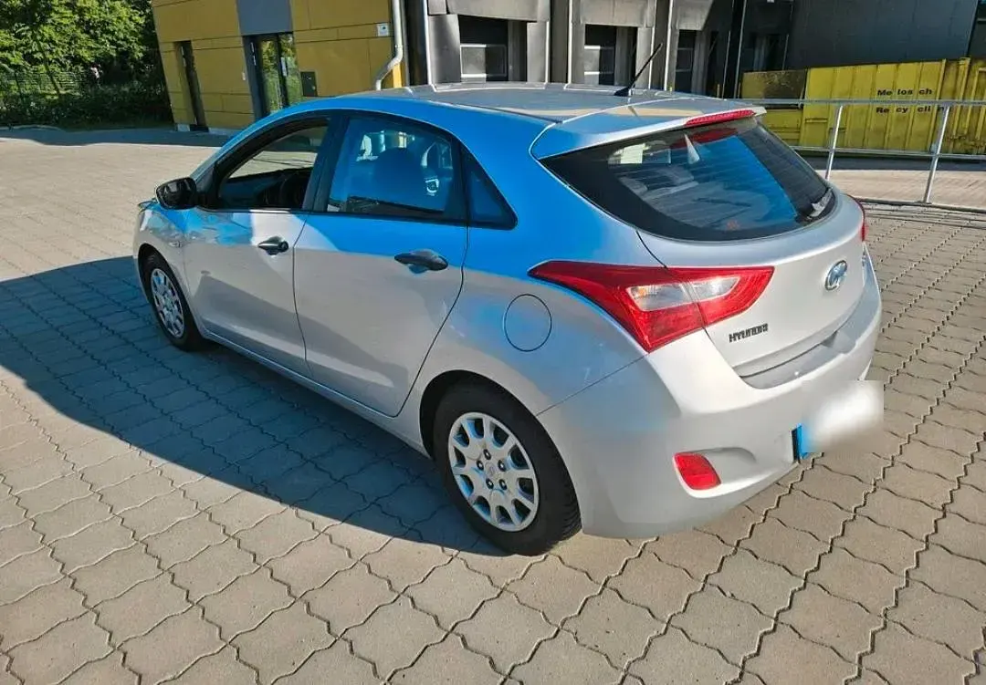 Gebraucht Hyundai i30 99 PS (72 kW) 2012 Silber Limousine